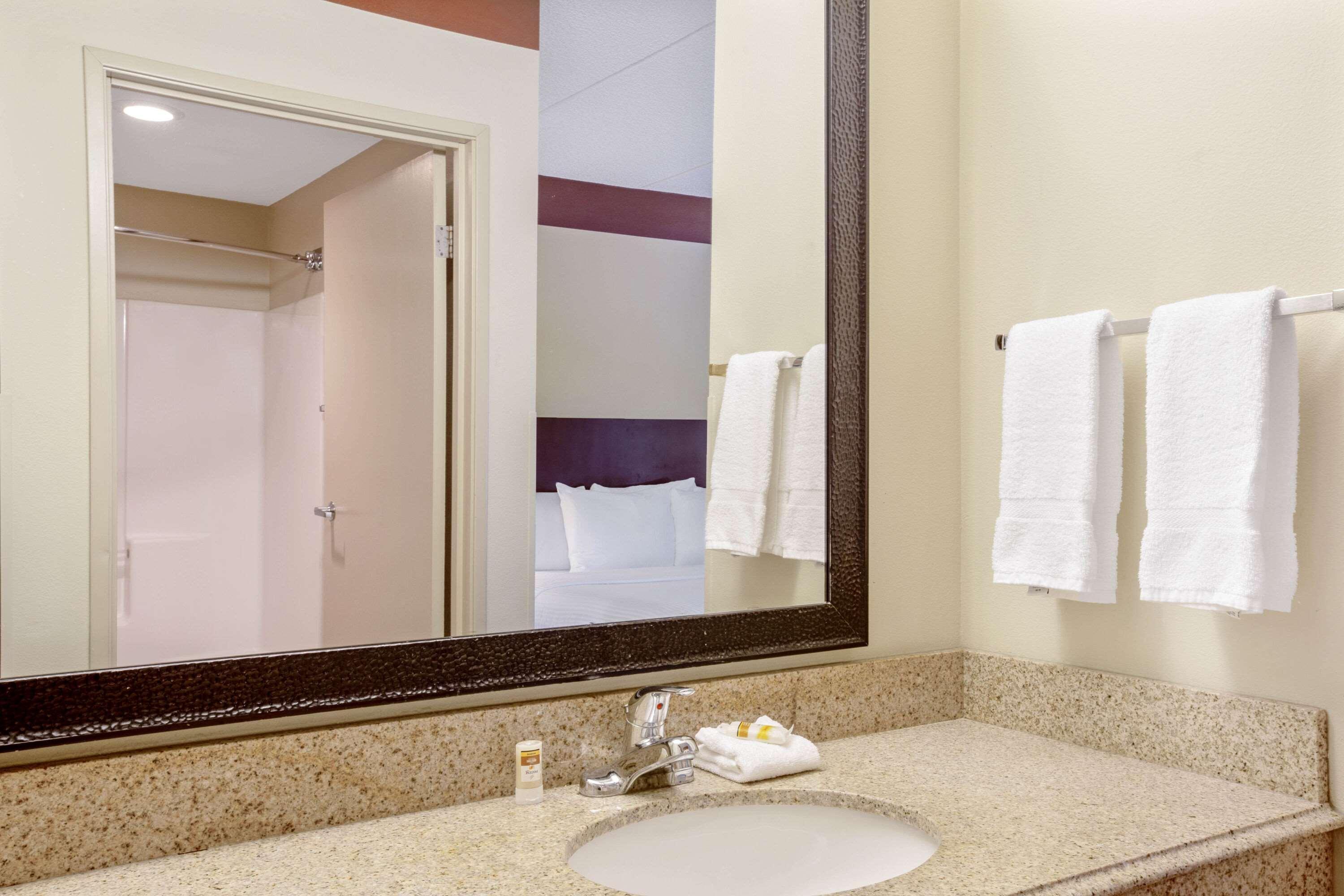 La Quinta By Wyndham Miami Cutler Bay Hotel Exterior photo