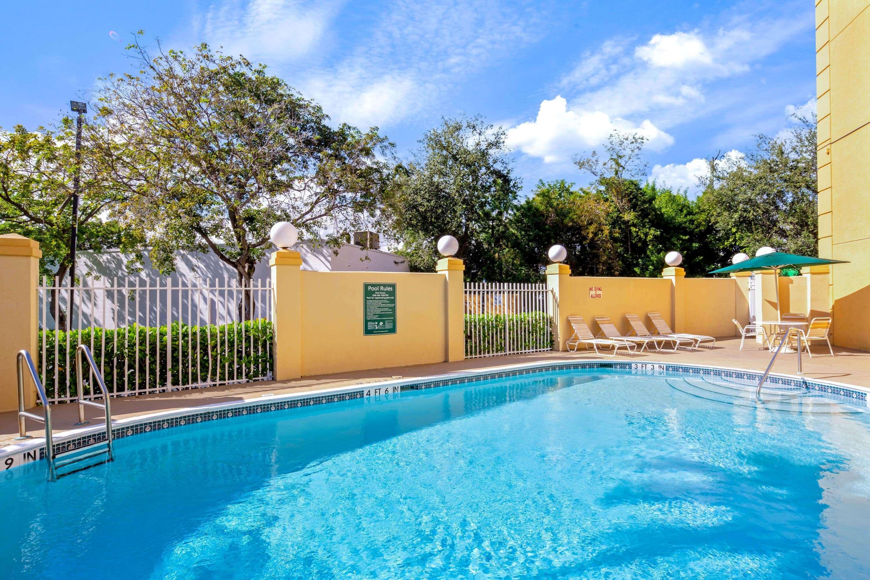 La Quinta By Wyndham Miami Cutler Bay Hotel Exterior photo