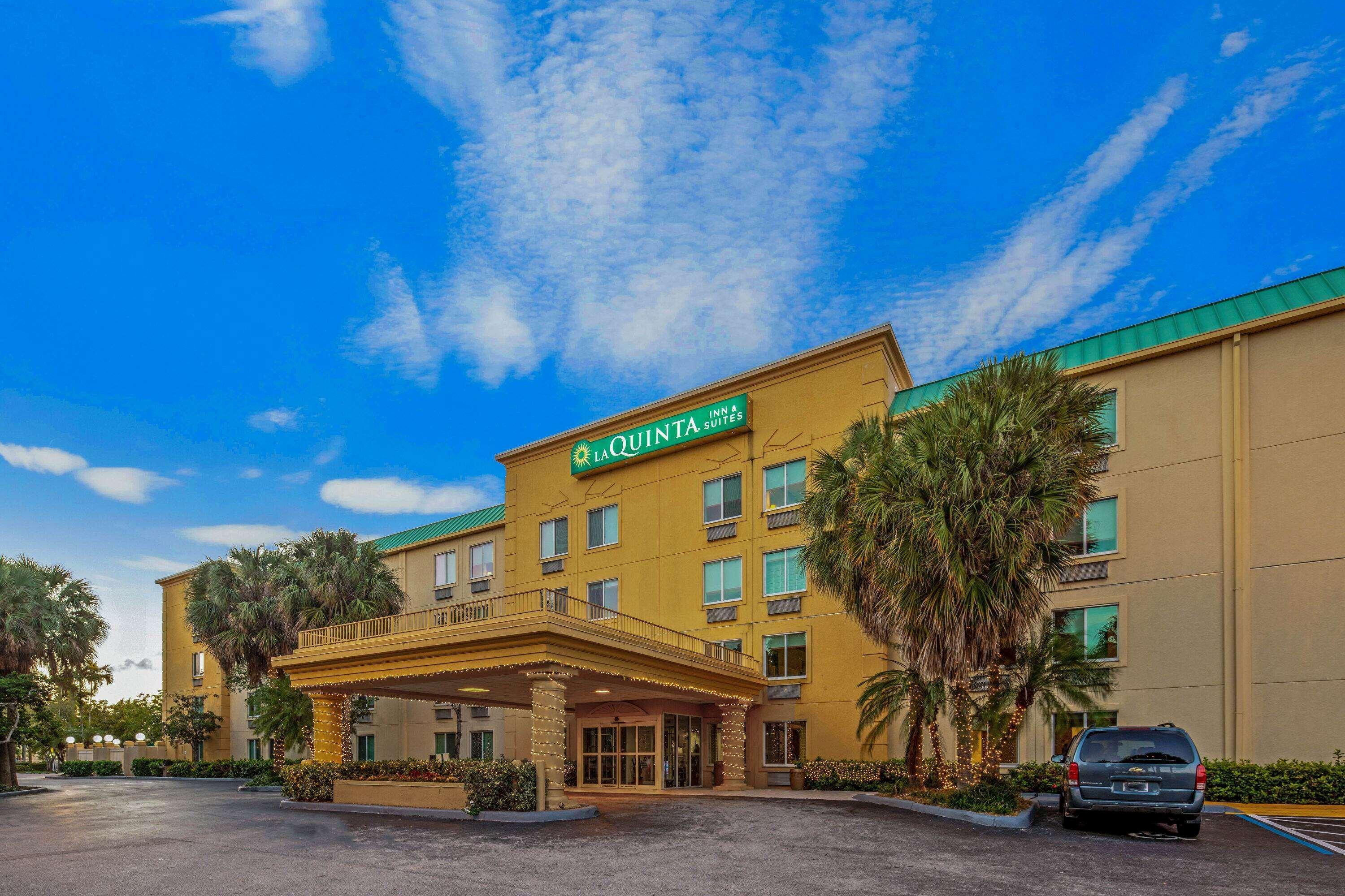 La Quinta By Wyndham Miami Cutler Bay Hotel Exterior photo