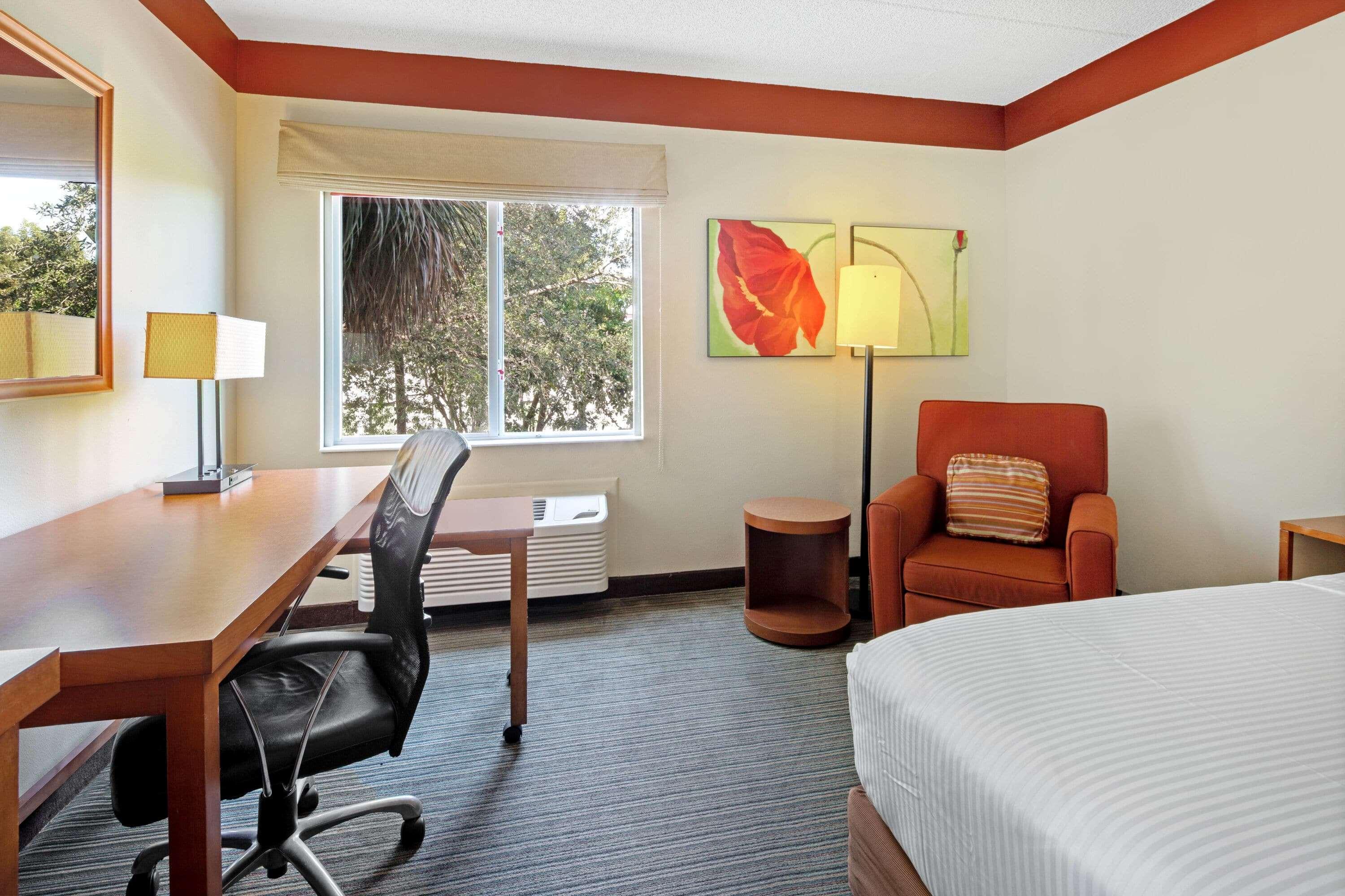 La Quinta By Wyndham Miami Cutler Bay Hotel Exterior photo