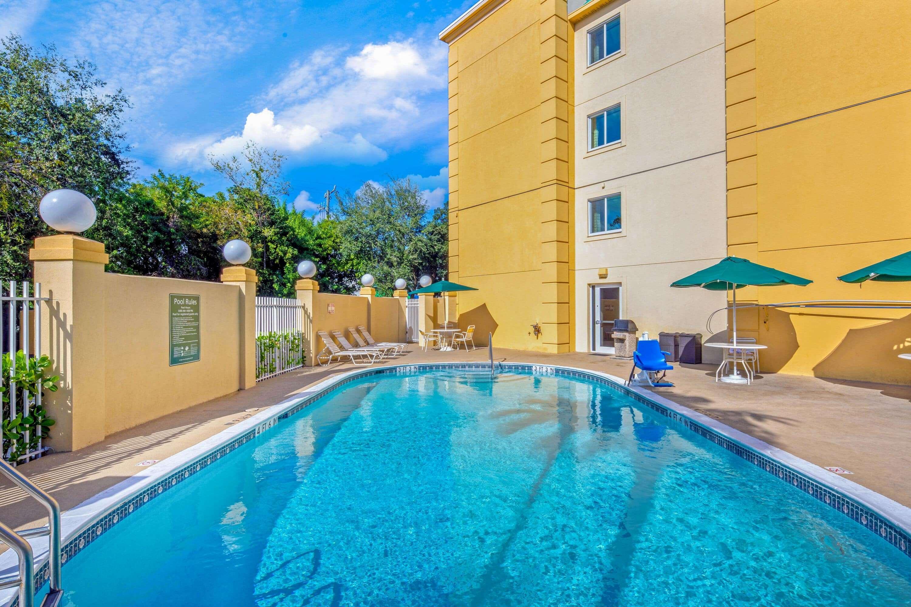 La Quinta By Wyndham Miami Cutler Bay Hotel Exterior photo
