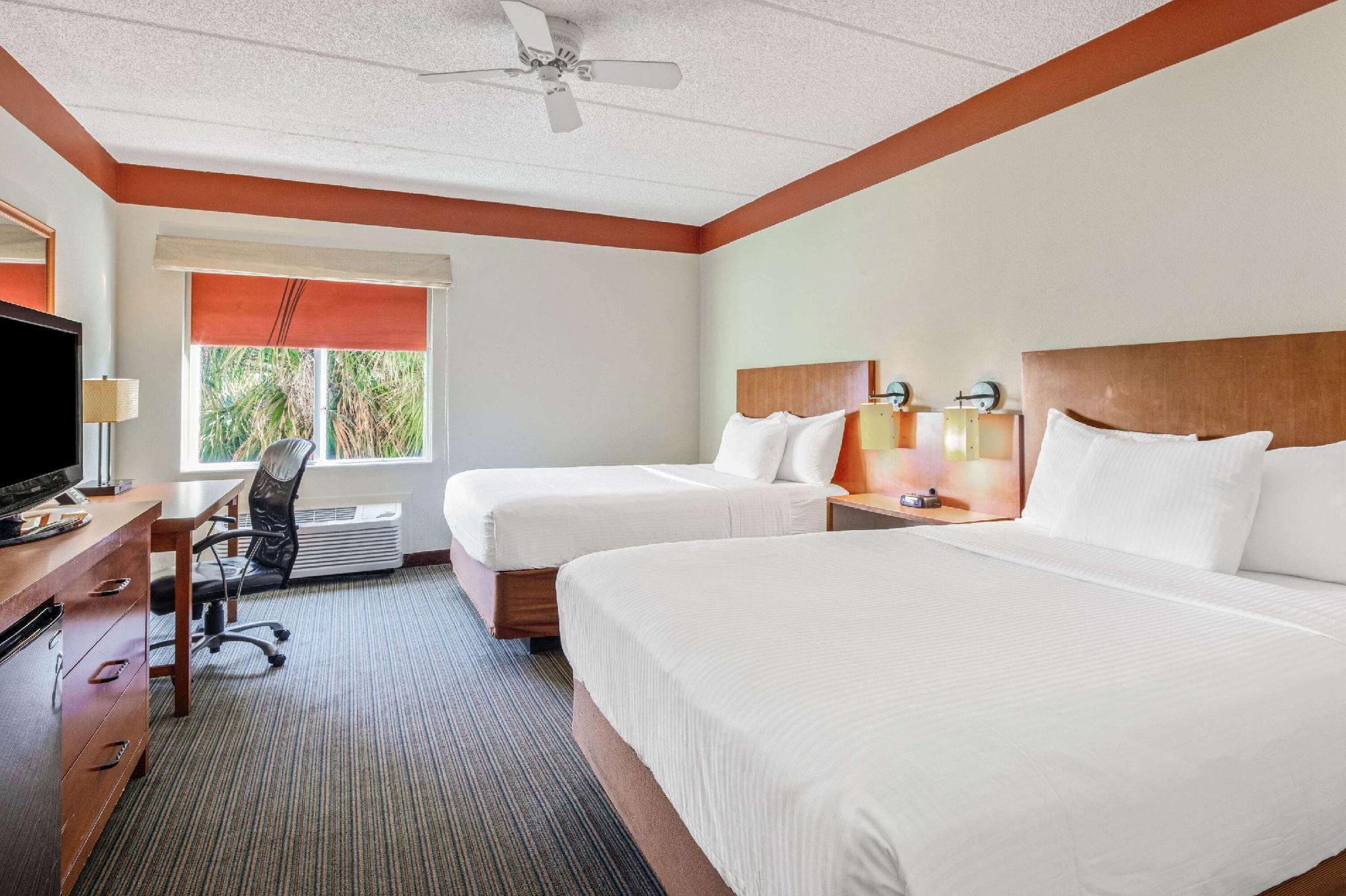 La Quinta By Wyndham Miami Cutler Bay Hotel Exterior photo