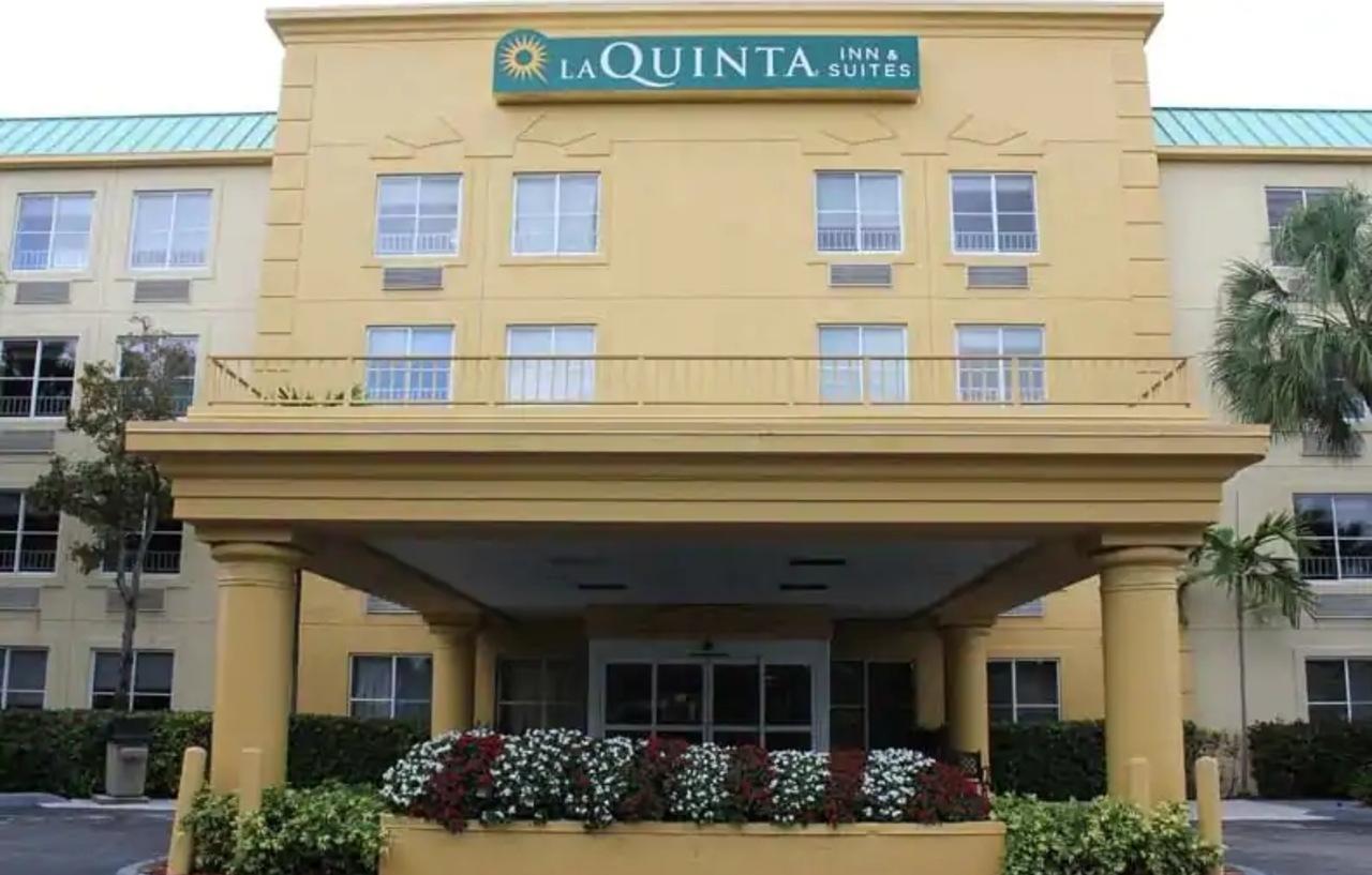 La Quinta By Wyndham Miami Cutler Bay Hotel Exterior photo