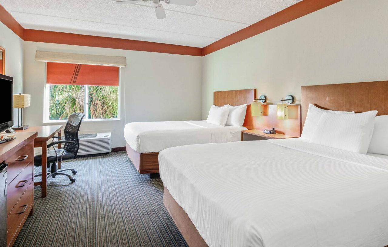 La Quinta By Wyndham Miami Cutler Bay Hotel Exterior photo
